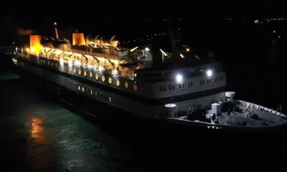 Πρωτοχρονιάτικη μανούβρα του πλοίου «Διαγόρα» στο λιμάνι της Χίου (βίντεο)